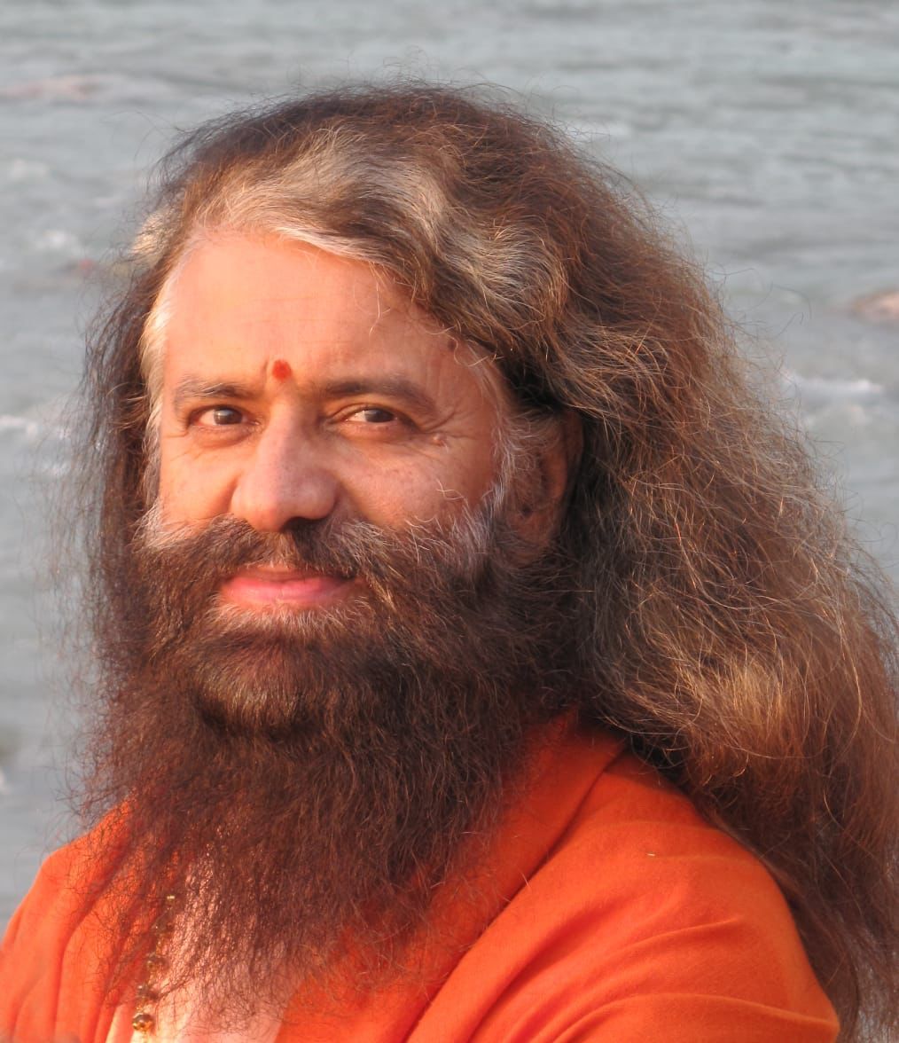 rajivhtc's tweet photo. myself & wife were immensely blessed to get darshan & blessings of one of the top saints of india, revered swami chidananda saraswati @PujyaSwamiji head of @ParmarthNiketan tonight. i interviewed him several times at rishikesh & kumbh melas as chief correspondent @HinduismToday ! https://t.co/ZoSCQV5pex
