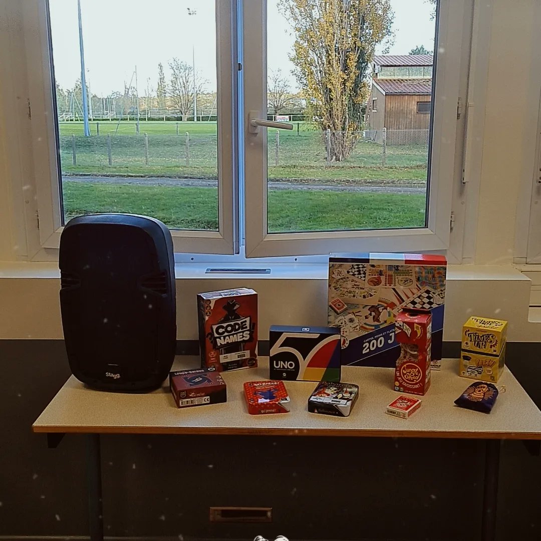IEDigoin's tweet photo. Salle d'internat: goûter, musique et la "table à jeux" 🙃 et maintenant un vidéo-projecteur 😉

Vous êtes les bienvenus.🤗

C'est votre espace 🏠

#Internatdexcellence #internat #lycee #digoin #bienêtre #lieudevie  #partage #convivialité @AcademieDijon @dsden71 https://t.co/awKe0MyEvB