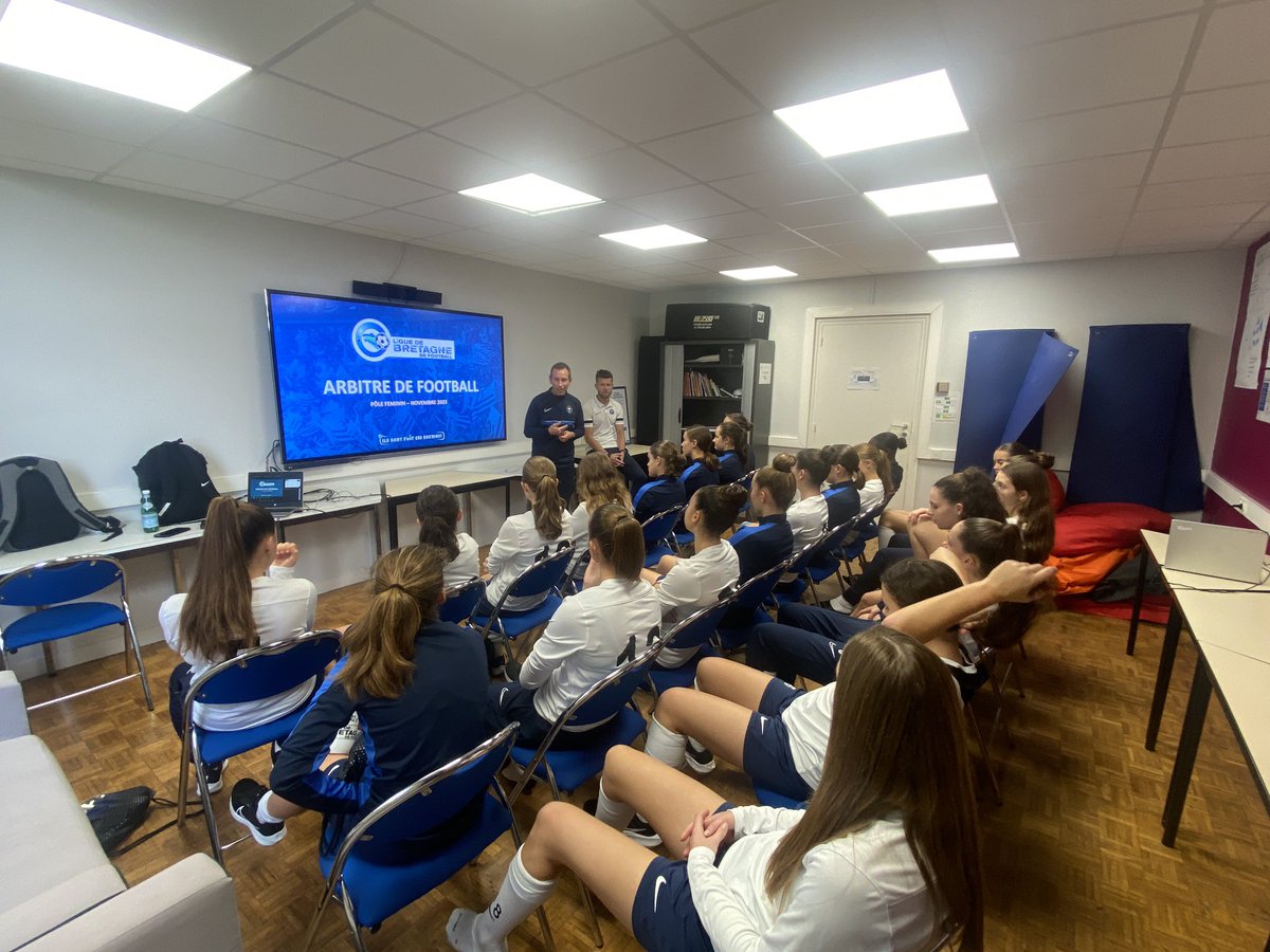 vincentgarel's tweet image. [POLE ESPOIRS FÉMININ]

Dans le cadre du #PEF, les joueuses du pôle on eu un moment d’échange avec Erwan FINJEAN (CTRA @LBFoff) sur l’arbitrage. 

Au programme : 

➡️Partage  d’expérience 

➡️Questionnaire de connaissance des lois du jeu 

➡️Mise en situation 

@KervellaYann1