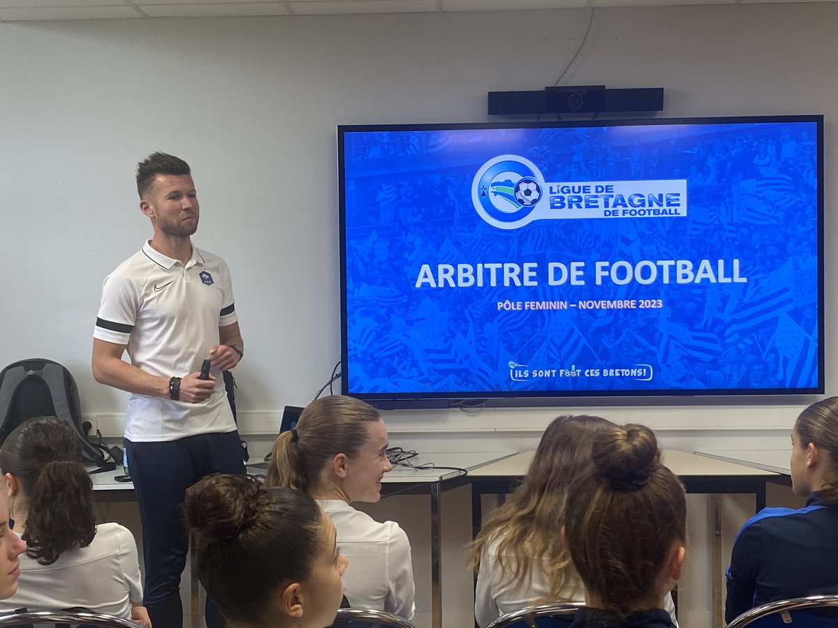 vincentgarel's tweet image. [POLE ESPOIRS FÉMININ]

Dans le cadre du #PEF, les joueuses du pôle on eu un moment d’échange avec Erwan FINJEAN (CTRA @LBFoff) sur l’arbitrage. 

Au programme : 

➡️Partage  d’expérience 

➡️Questionnaire de connaissance des lois du jeu 

➡️Mise en situation 

@KervellaYann1