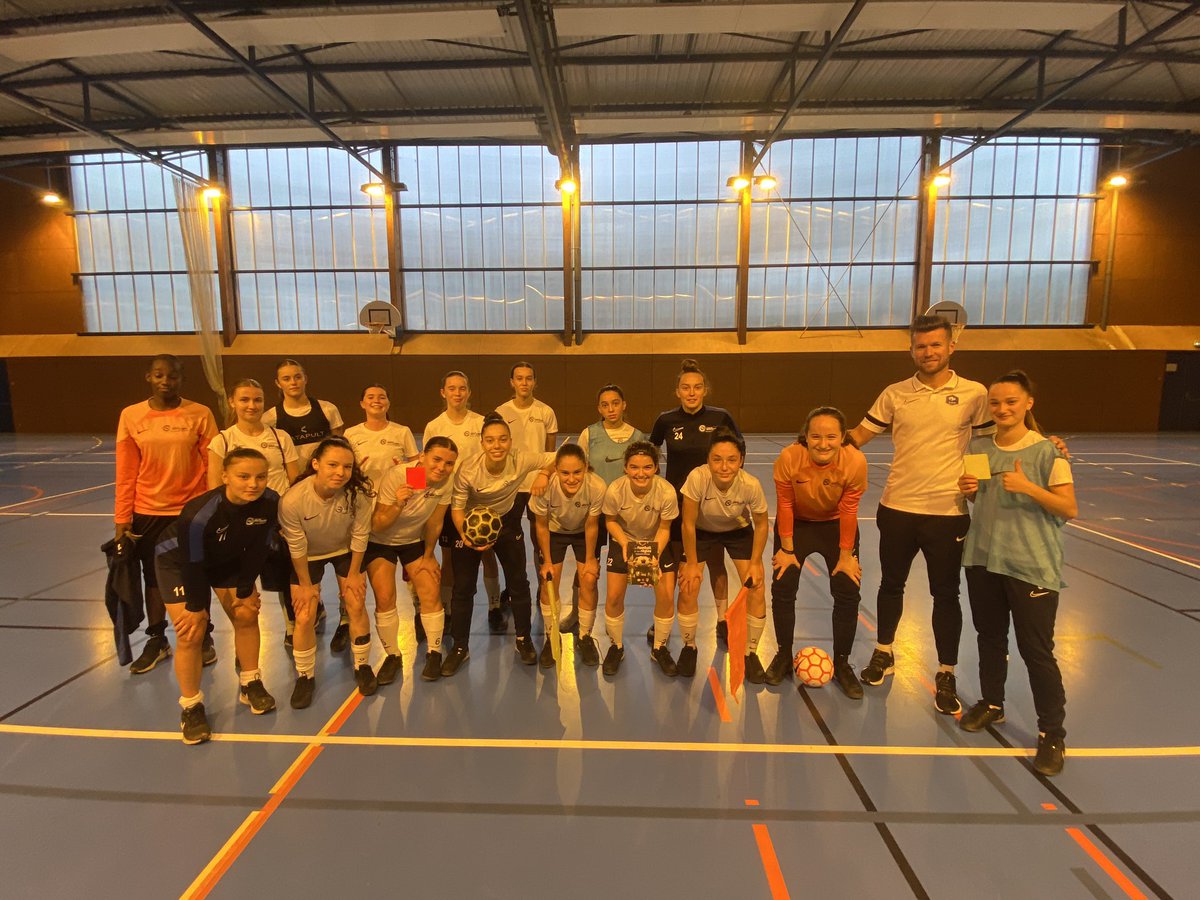 vincentgarel's tweet image. [POLE ESPOIRS FÉMININ]

Dans le cadre du #PEF, les joueuses du pôle on eu un moment d’échange avec Erwan FINJEAN (CTRA @LBFoff) sur l’arbitrage. 

Au programme : 

➡️Partage  d’expérience 

➡️Questionnaire de connaissance des lois du jeu 

➡️Mise en situation 

@KervellaYann1