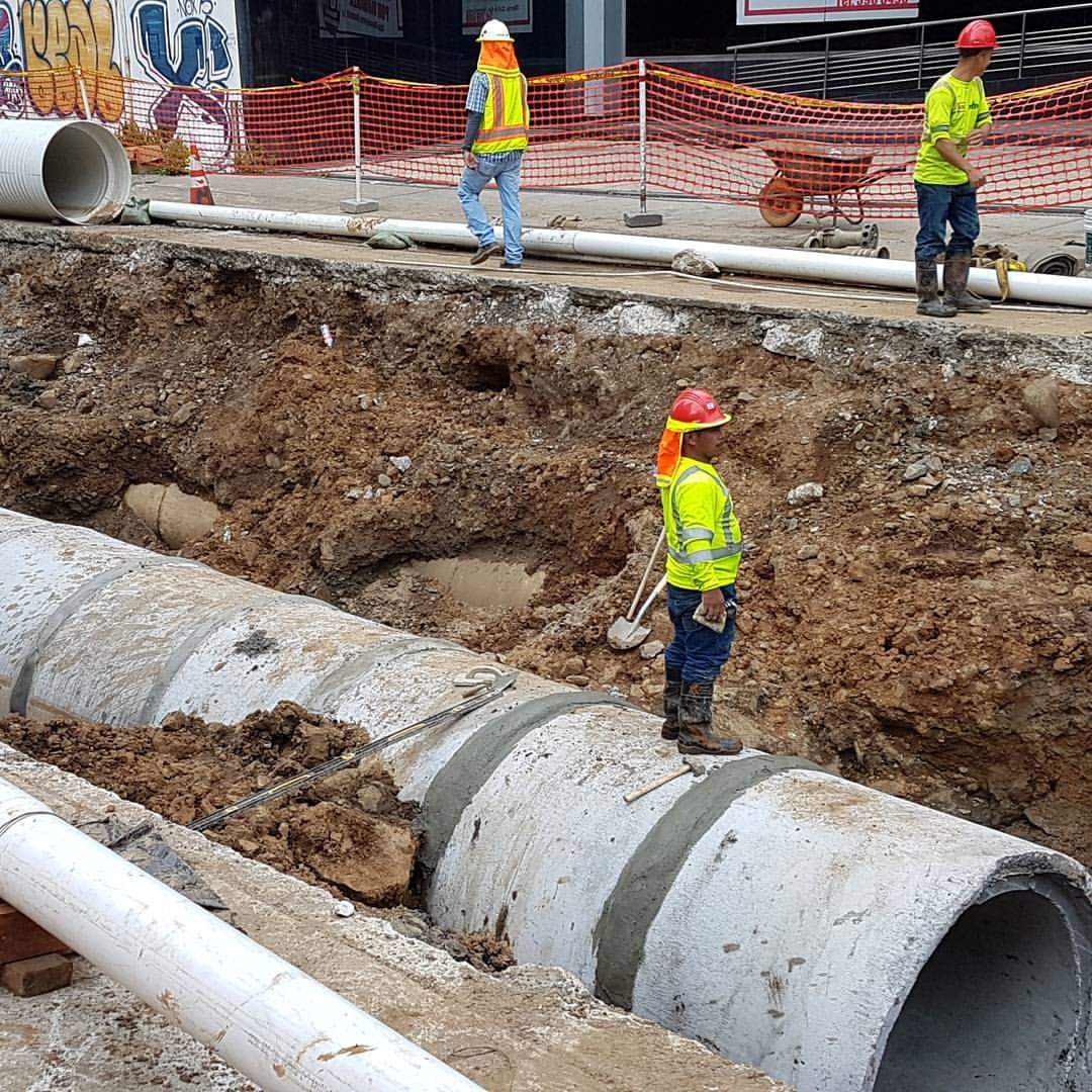 La misma campañita de siempre. Poco les importa la verdad y buscar la manera de resolver el problema que hay en toda la Ciudad.
1. Cada vez que llueve más duro de lo normal y dependiendo de la marea, varias calles de la Capital se inundan por un sistema de drenaje colapsado.
