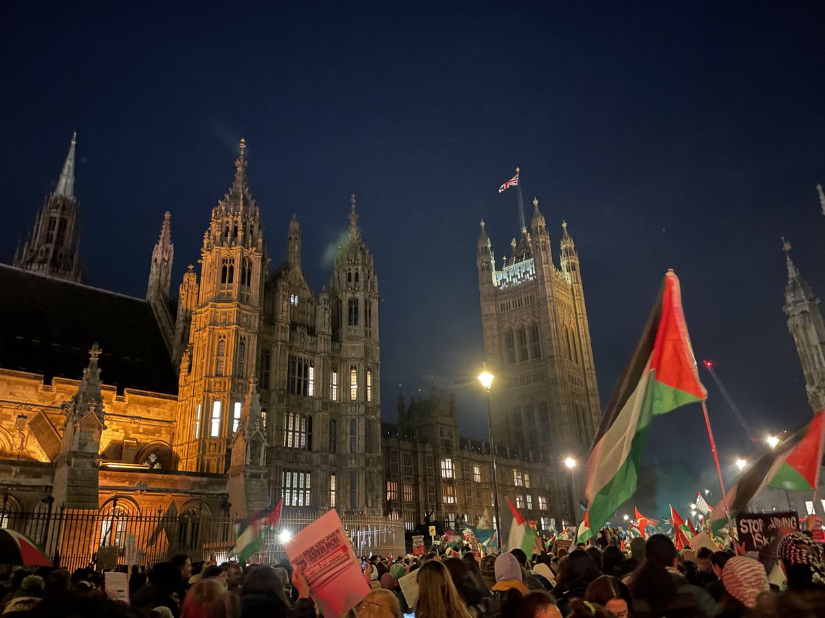 YasminGun's tweet image. For a school night this was another huge turnout, so many parents with babies &amp;amp; toddlers. And to the young woman with her elderly father who asked me to take a zillion photos of them underneath their Palestinian flag, until they had ones they liked, my heart bursts for you #cease