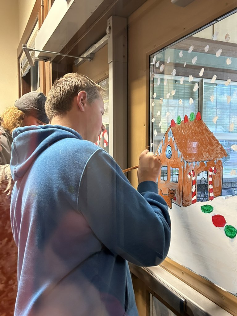 WhitePassSD's tweet photo. White Pass art classes bringing some cheer to our school with window art https://t.co/gxbjBsy7Gg
