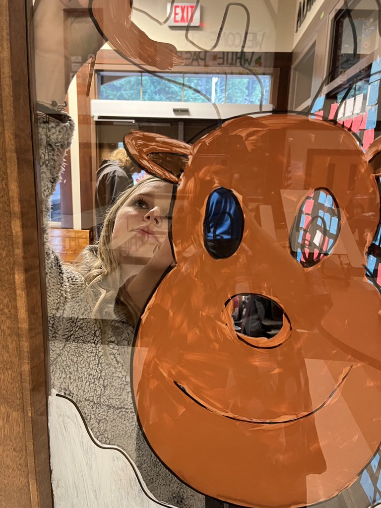 WhitePassSD's tweet photo. White Pass art classes bringing some cheer to our school with window art https://t.co/gxbjBsy7Gg