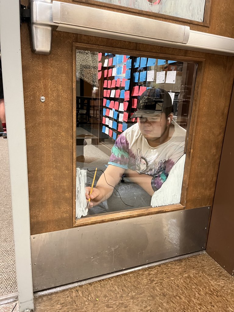 WhitePassSD's tweet photo. White Pass art classes bringing some cheer to our school with window art https://t.co/gxbjBsy7Gg