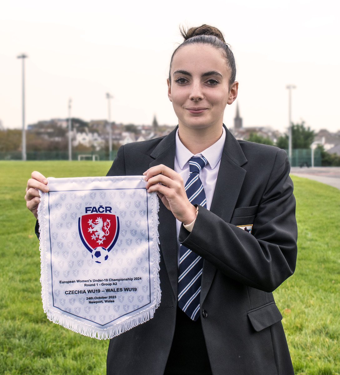 MrPJWilliamsPE1's tweet photo. 🏴󠁧󠁢󠁷󠁬󠁳󠁿 ⚽️ Imi Scourfield made her debut for Wales recently. We are so proud of her. (I got to hold a Welsh shirt 😀)
Yesterday Imi was coaching the @YsgolGreenhill U13 Girls Football team in Welsh Cup match. A true role model and inspiration to others. Da iawn Imi #bluewave 🏴󠁧󠁢󠁷󠁬󠁳󠁿🔵⚪️ https://t.co/PbEJGsKgus