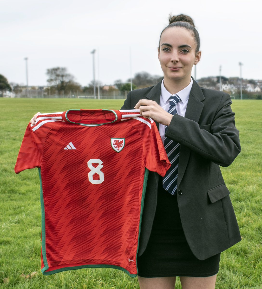 MrPJWilliamsPE1's tweet photo. 🏴󠁧󠁢󠁷󠁬󠁳󠁿 ⚽️ Imi Scourfield made her debut for Wales recently. We are so proud of her. (I got to hold a Welsh shirt 😀)
Yesterday Imi was coaching the @YsgolGreenhill U13 Girls Football team in Welsh Cup match. A true role model and inspiration to others. Da iawn Imi #bluewave 🏴󠁧󠁢󠁷󠁬󠁳󠁿🔵⚪️ https://t.co/PbEJGsKgus
