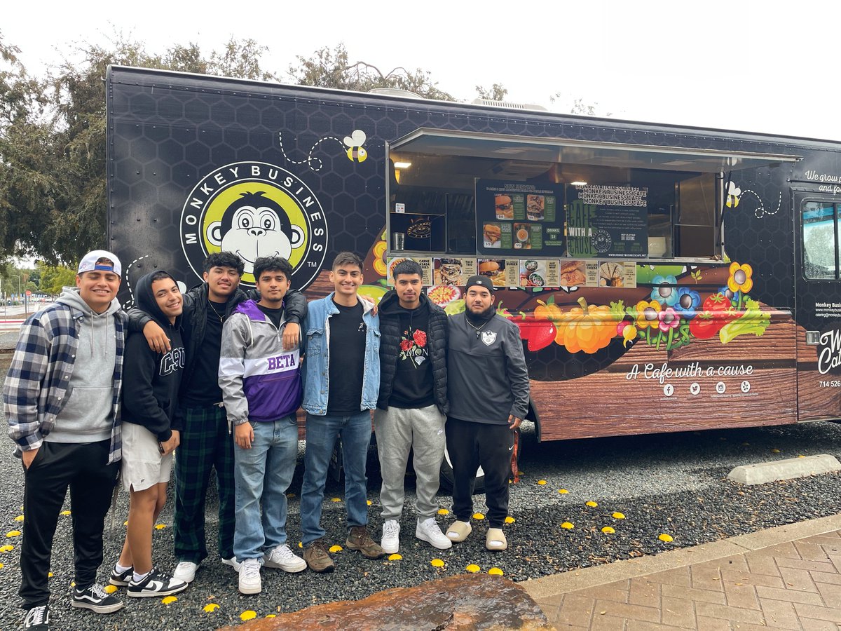 #CSUF ANTH 215 Urban Agroecology students enjoy the fruits (or vegetables) of their efforts at the Monkey Business Cafe food truck. The produce on the menu was grown by U-ACRE for agroecological research projects at @fullarboretum Learning Farm on the @csuf campus
#NIFAImpacts