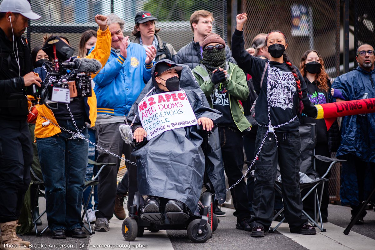 movementphotog's tweet photo. Much respect to Brandon Lee, survivor of an assassination attempt by the Philippine military, who locked down to the gates of APEC this morning. #No2APEC #Justice4BrandonLee https://t.co/JHeursZ1fa