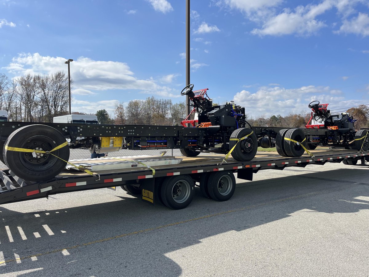 DakotaSemler's tweet image. Two more 140kwh 2023 Stepvans headed out the door to one of our body up-fit partners.  These vehicles are eventually destined for Canada where they will be delivering packages in some incredibly cold climates.

#evs #commercialev #fleets #comvec @xostrucks $xos