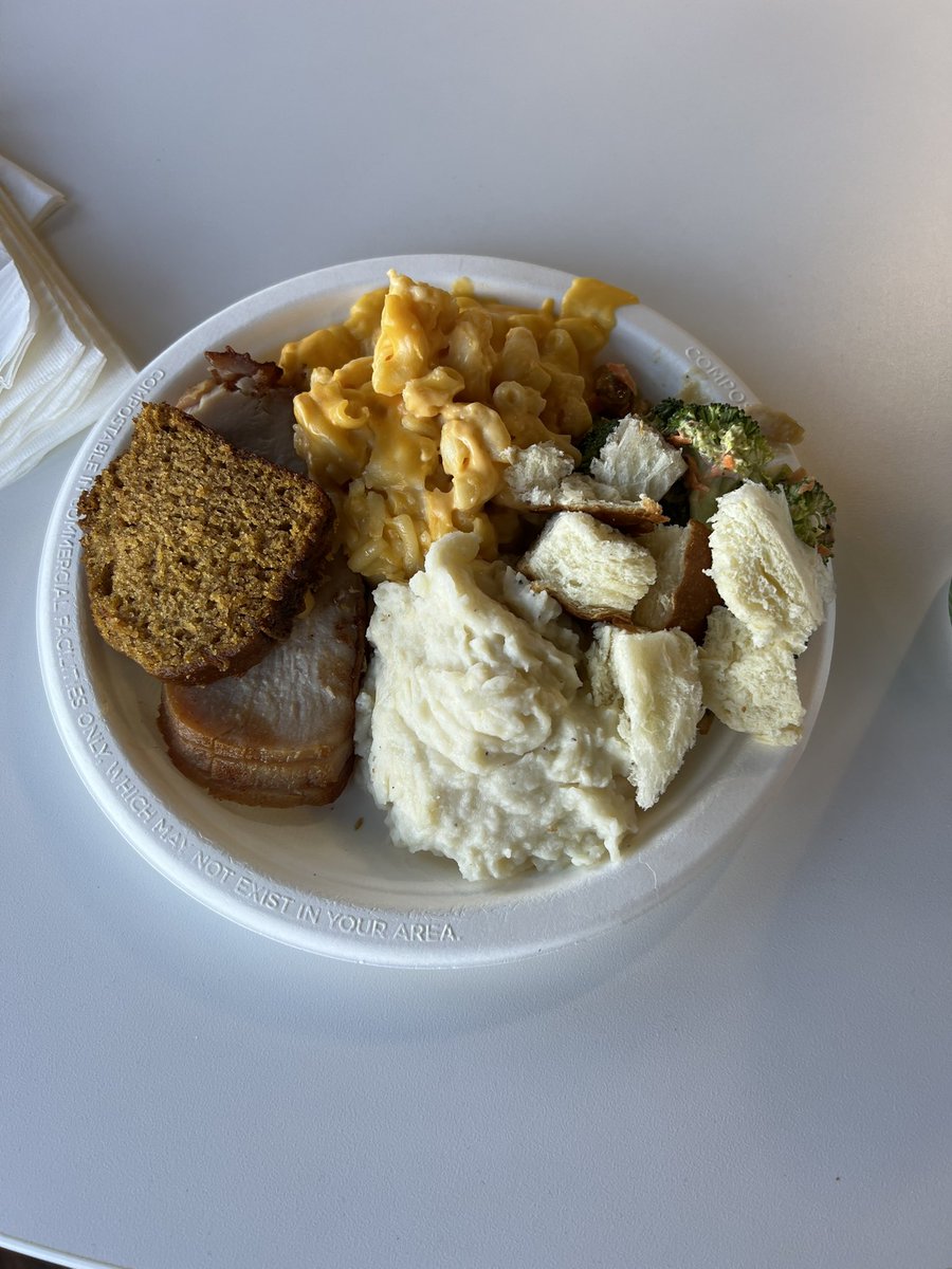 Mandear22's tweet photo. @GSmokesweed1 I’m having turkey, mac & cheese, mash potatoes, broccoli salad with pumpkin bread & sourdough bread. #WorkPotLuck https://t.co/Lf1uBGvn99