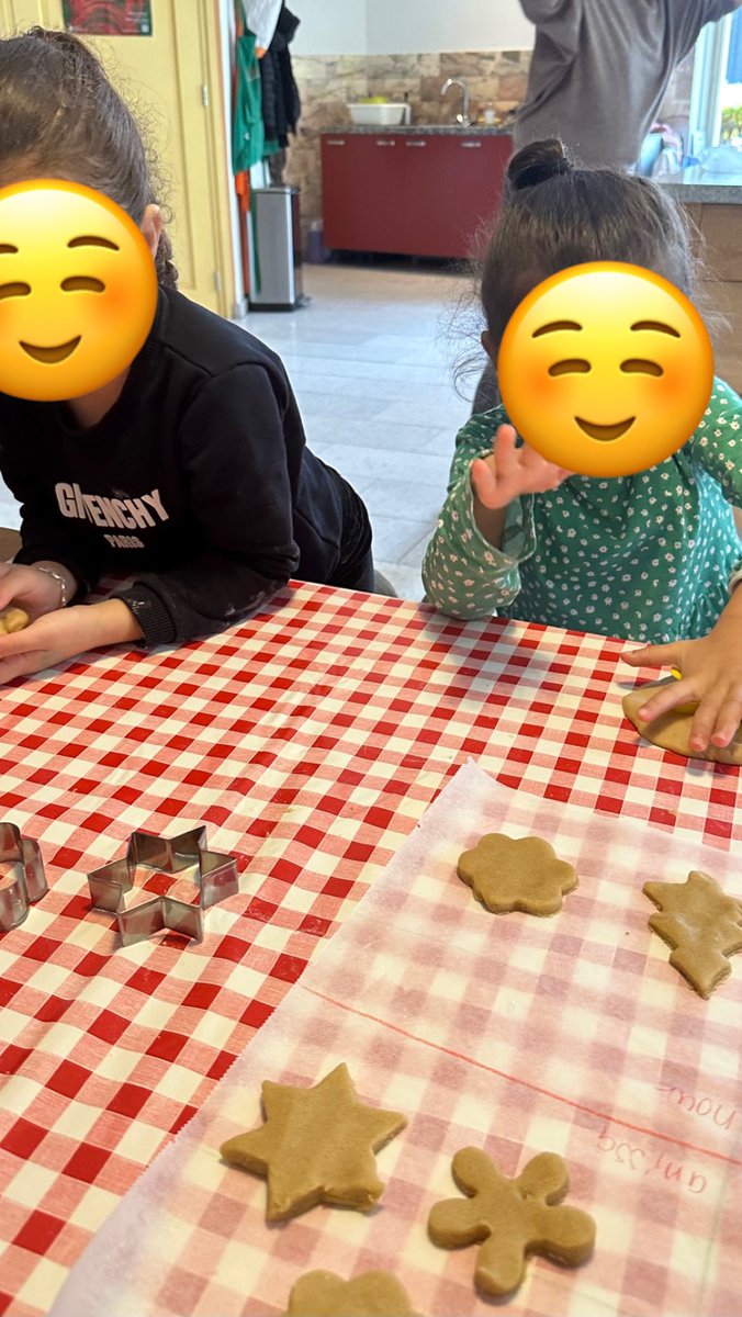 schoolaliman3's tweet photo. Gisteren was de boerderijexcursie voor groep 1b een groot succes! Een leerzame dag waarin ze niet alleen genoten van het bakken, maar ook leerden over de herkomst van ingrediënten en de fascinerende wereld van de boerderij. #boerderij #burgerschap #bakken https://t.co/u6T7DO5W6N