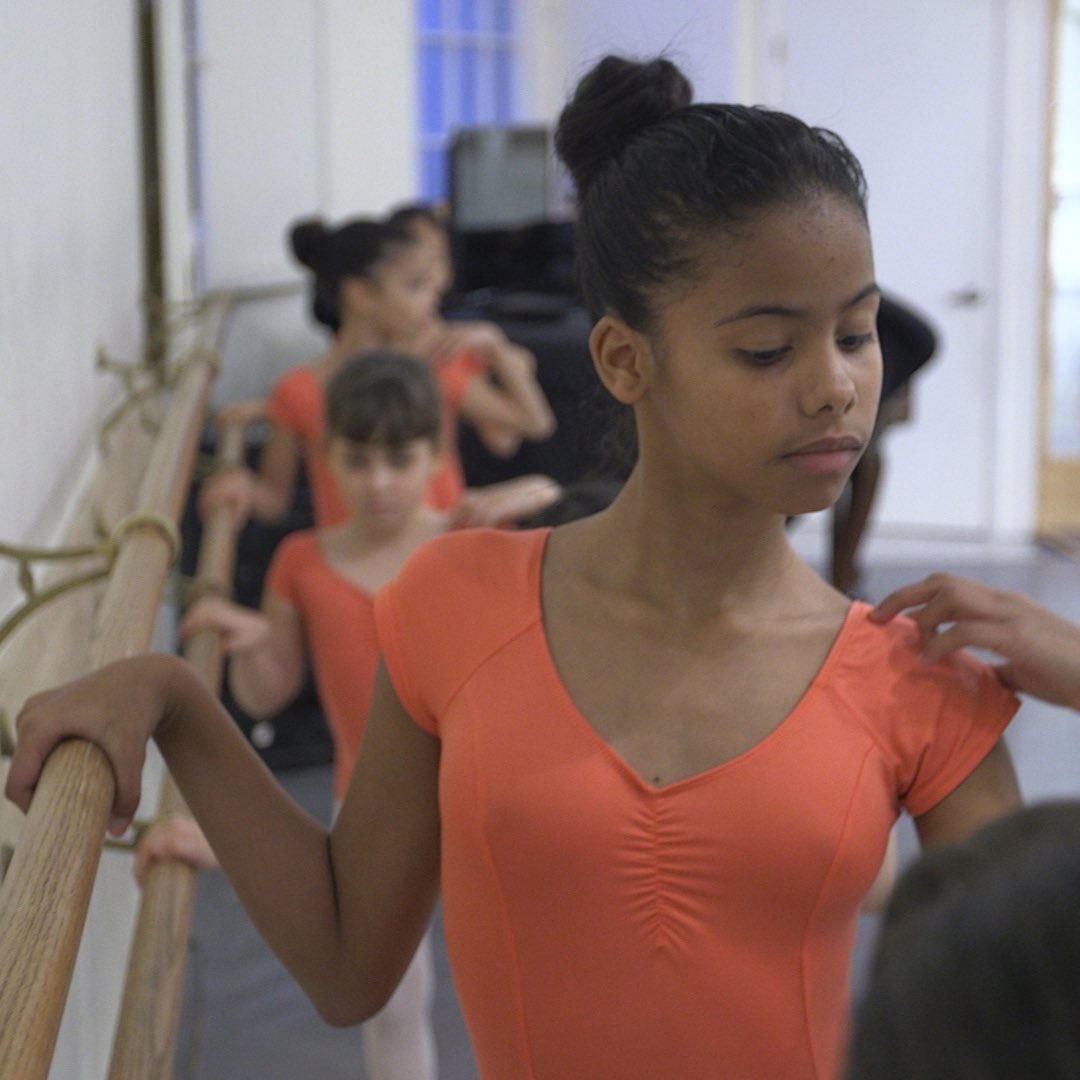 LIFTDocumentary's tweet photo. 🩰With grace and poise, Yolanssie at age 12 discovers beauty at the barre. Her resilience and dedication allow her to overcome the challenges of her daily life, and let her talent shine in LIFT. See her remarkable journey on AppleTV and Amazon Prime.✨🎥

 #LIFTdoc https://t.co/f6NP6Eqbyp