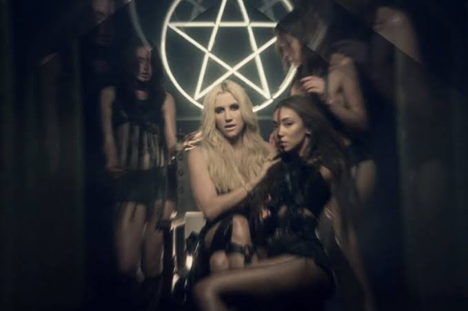 suaramillenials's tweet photo. Lagu yang diciptakan illuminati/ satanic, 99,9% menyuarakan: soal kemanusiaan &amp; kebebasan yang ambigu, termasuk LGBT &amp; free sex; ttg kemakmuran 'no limit', hedonisme; keterikatan dengan uang, dan hal-hal adiktif. Ngedengerin lagu Hindia, lebih kayak orang capek lg curhat. https://t.co/fsQfvbgwD7