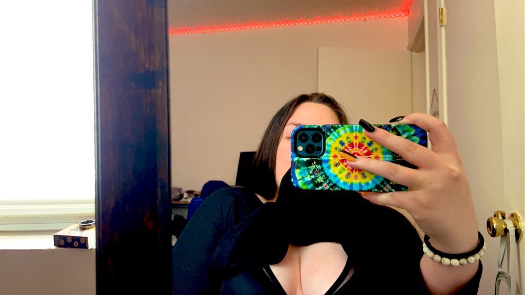 SubmissiveS1Ut2's tweet photo. Not new to #nsfw but just introducing myself:)

• I’m S <3
• She/Her
• Submissive 
• 5’5
• soft &amp; hard kinks 
• Huge gamer (Xbox)
• DMs are open 

✨<3 + rt to be moots ✨ https://t.co/0AkIhie9by