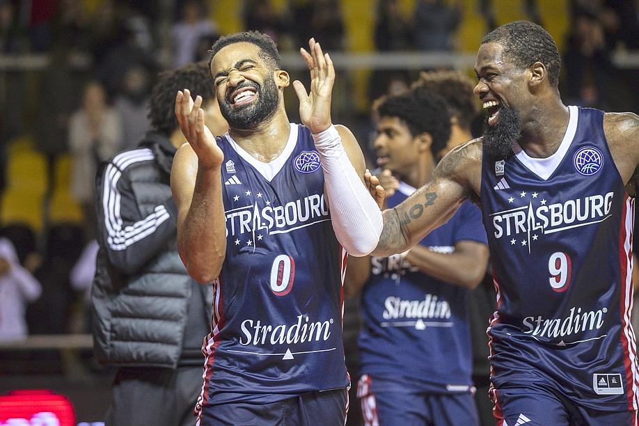 🏀 L'image de la soirée : la joie de Phil Booth et Chaundee Brown après l'éclatant succès de la <a href="/sigstrasbourg/">SIG Strasbourg</a> face à Karsiyaka (80-65) 📸 Jean-François Badias #SIGKSK #BasketballCL