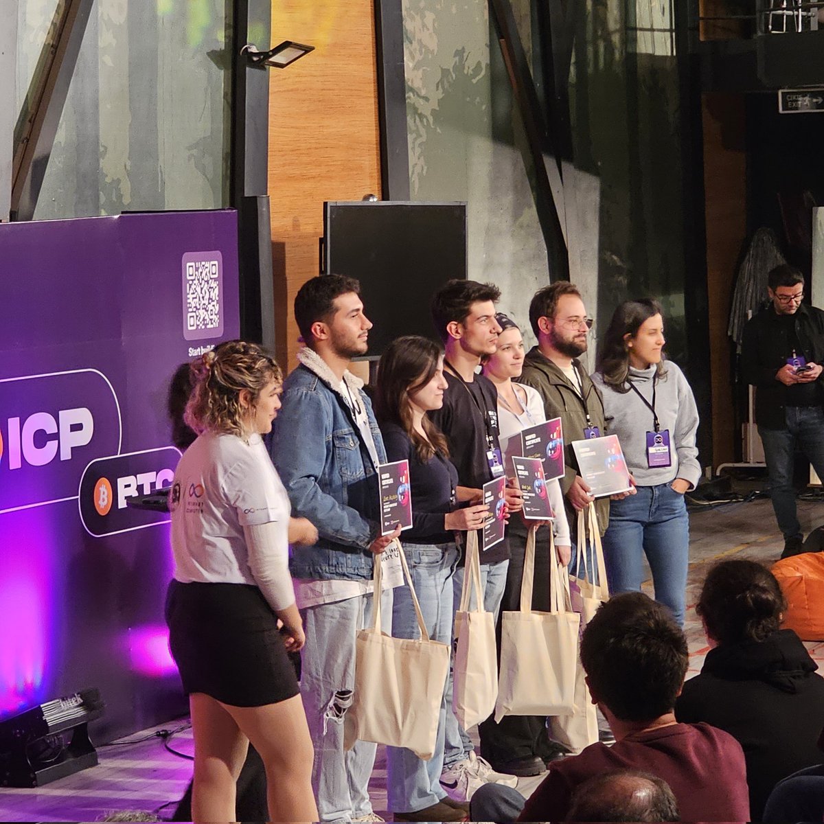 EmreAksitkutay's tweet photo. Bugün bulunduğum #ICPHackersDen etkinliğinde @risein_com üzerinde yer alan Internet Computer Rust Bootcamp'ini başarılı ile bitirenlerden biri olduğumdan dolayı sertifika aldım.

Yazdıkları kibar yazı ve merch hediyeleri için kendilerine ayrıca teşekkür ediyorum. https://t.co/lfMi8AAFhL