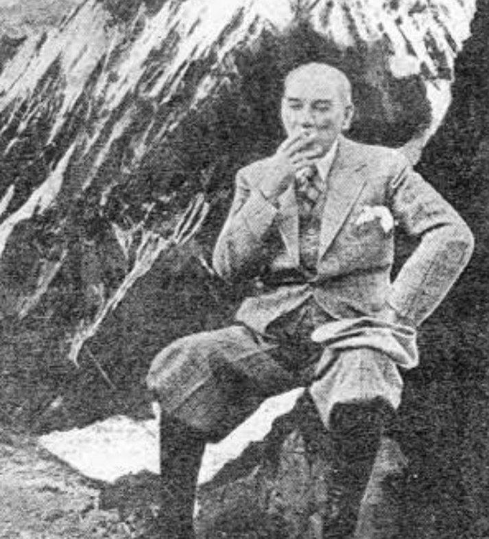 siyasiposting's tweet photo. mustafa kemal atatürk’ün, seyit rıza’nın 15 kasım 1937 tarihindeki idamından bir gün sonra singeç köprüsü’nün açılışında sarf ettiği söz.

"asiler bir köprü yakarak isyan başlattılar. ben de bir sigara yakarak bitiriyorum." https://t.co/LdStzXRws1