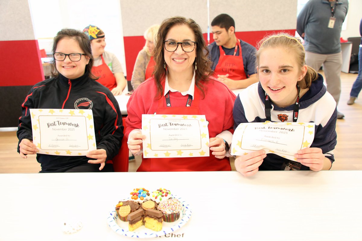 barrington220's tweet photo. Today our Barrington Transition Program students participated in a Thanksgiving-themed "BTP Bake Off" with district leaders. The activity was a celebration of the culinary skills they have been learning during their bi-weekly cooking class! 🦃🧁 #Unifiedfor50 https://t.co/IEVVnNwkC8