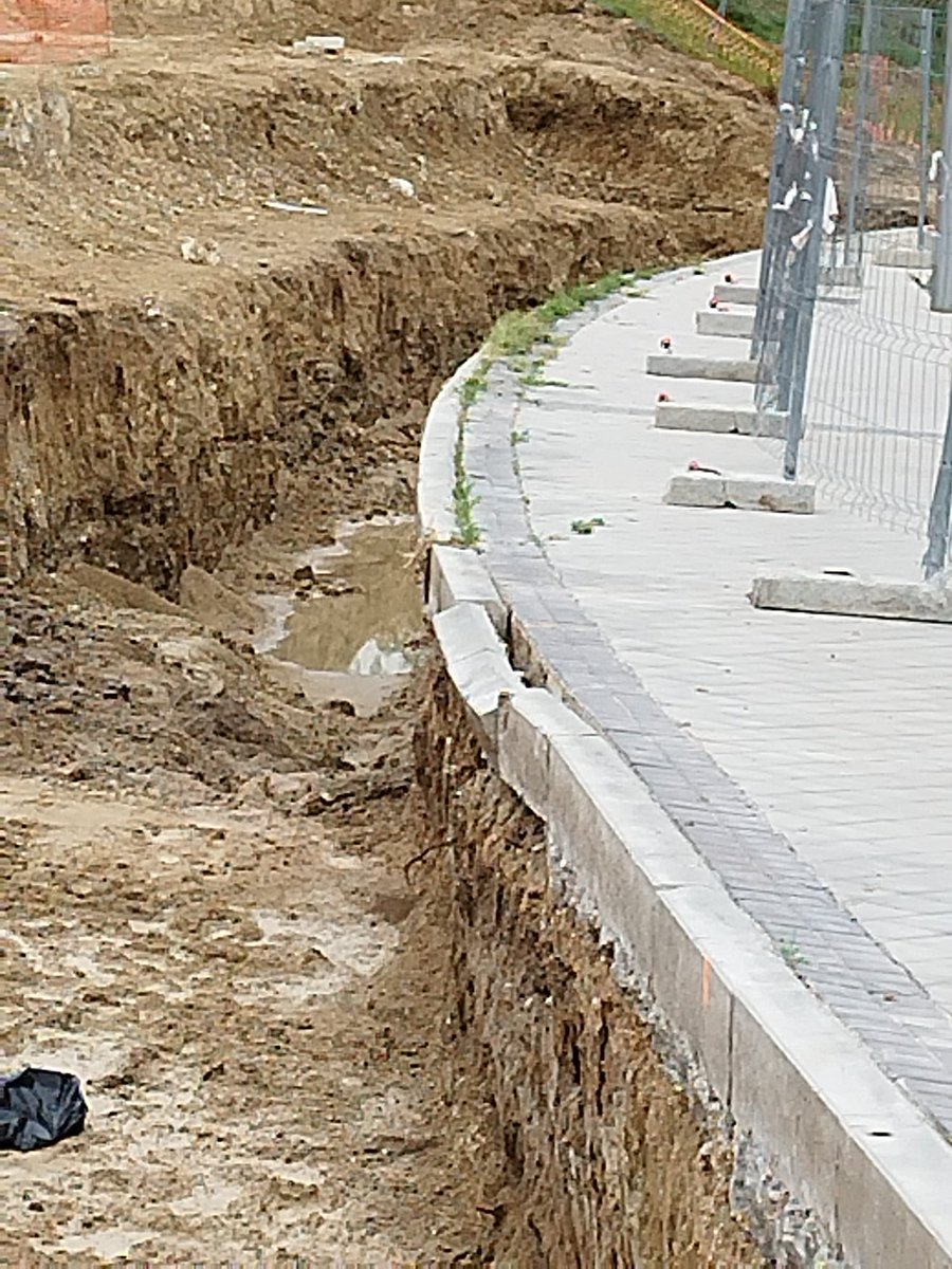 NOCantonVicalv's tweet photo. @jmdvicalvaro @Lineamadrid en la C/Abad Juan Catalán, 1 se está cayendo la acera 👇🏻👇🏻por culpa de las obras de destrucción del Parque Forestal #Vicalvaro para poner un cantón de residuos que Ángel Ramos permite teniendo un polígono a 100metros. #PodraSerLegalPeroEsInmoral https://t.co/ddP7liNfeh