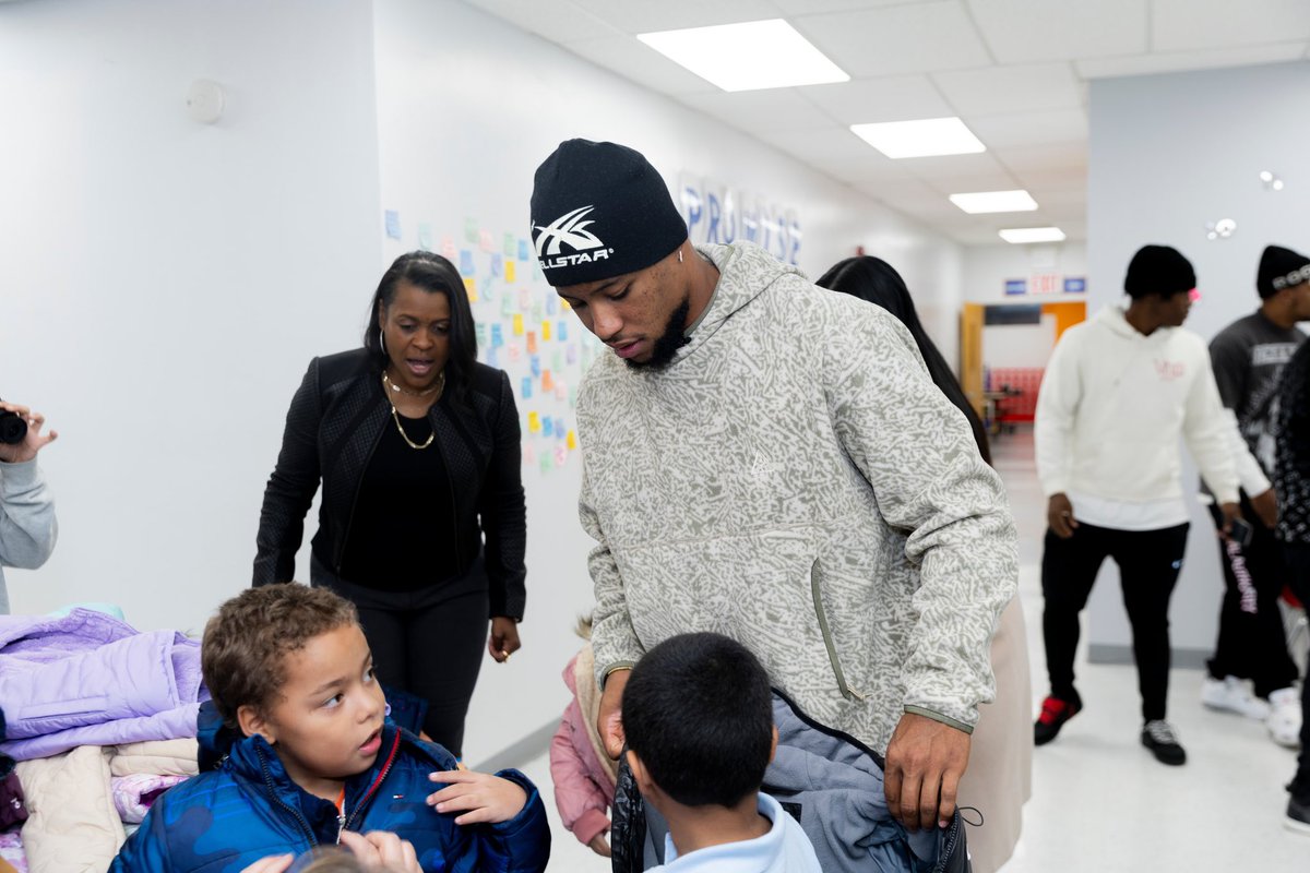 GiantsCRDept's tweet photo. With the winter season right around the corner, The Saquon Barkley and Michael Ann Hope Foundation wanted to make sure children in the Bronx were ready for the cold weather. Yesterday Saquon hosted a coat drive for children at the Children of Promise, NYC Bronx location. https://t.co/NbiwMoujXX