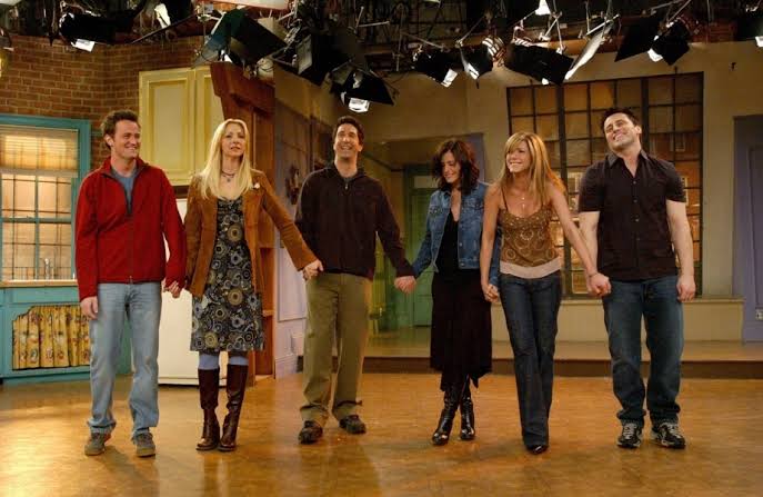 Hayatimin bazı -tarifsiz ama benzer- donemlerinde en bastan friends e baslardim. Izlemek istiyorum ama bir turlu acmaya elim gitmiyor. Son postlariniz beni ayrica sarsti, duygularinizi instagramdan yazmak zorunda degildiniz :'(