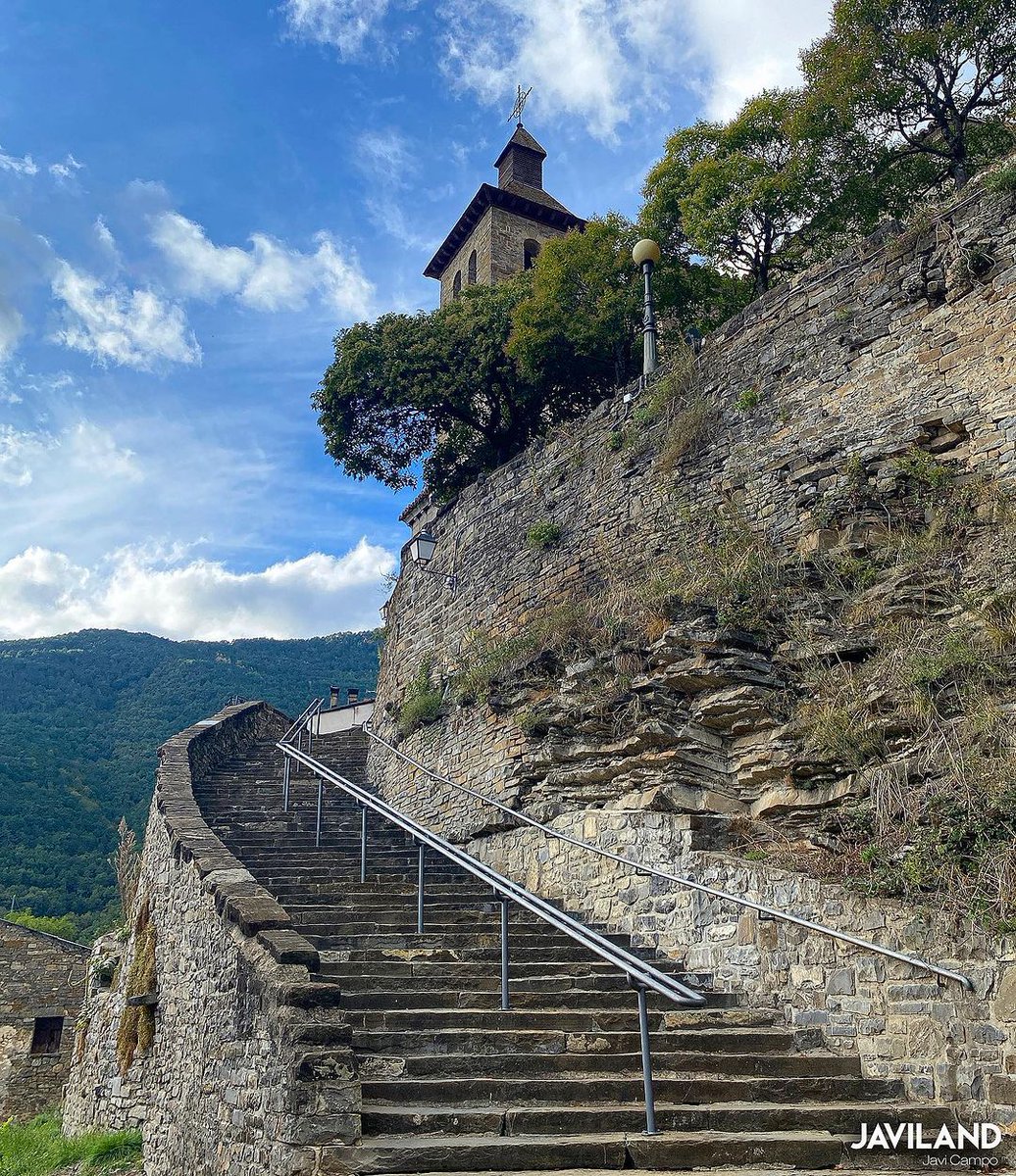 Recorriendo Biescas 💯
•
•
•
📸: Gracias a _javiland_ 
•
•
•
#CasaBiescas
#Pirineos #Pyrenees
#RinconesDelPirineo #RuralTop 
#biescas #barriodelapeña #escaleras #iglesiadelsalvador #recuerdos #veranos #valledetena #turismoaragon #pirineoshuesca #photography #javiland