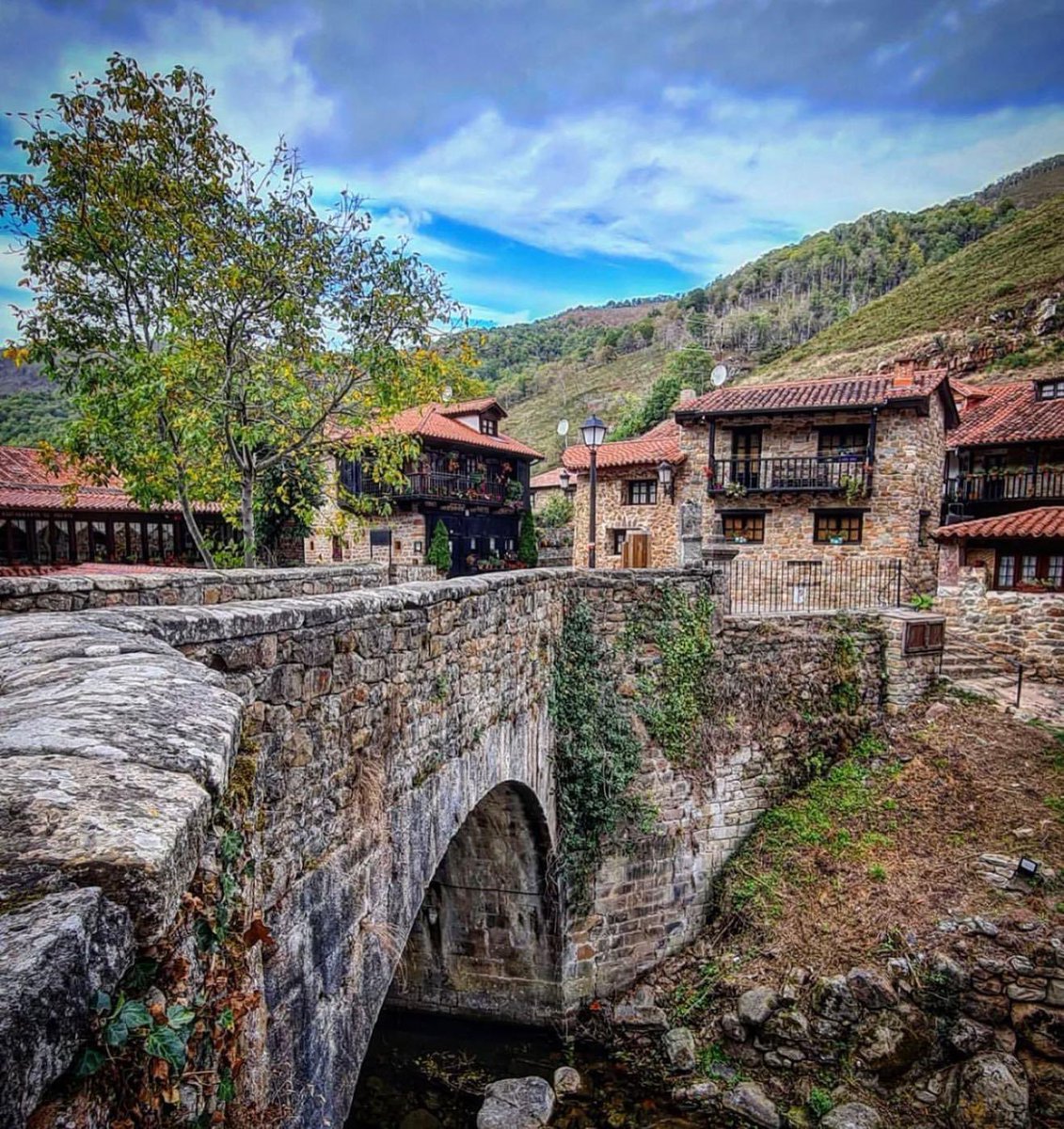 Postureo_CANT's tweet photo. No es tu imaginación, es Cantabria 💢

📍 Bárcena Mayor

📷 IG javi_t_73 https://t.co/0IbUIfuTXb