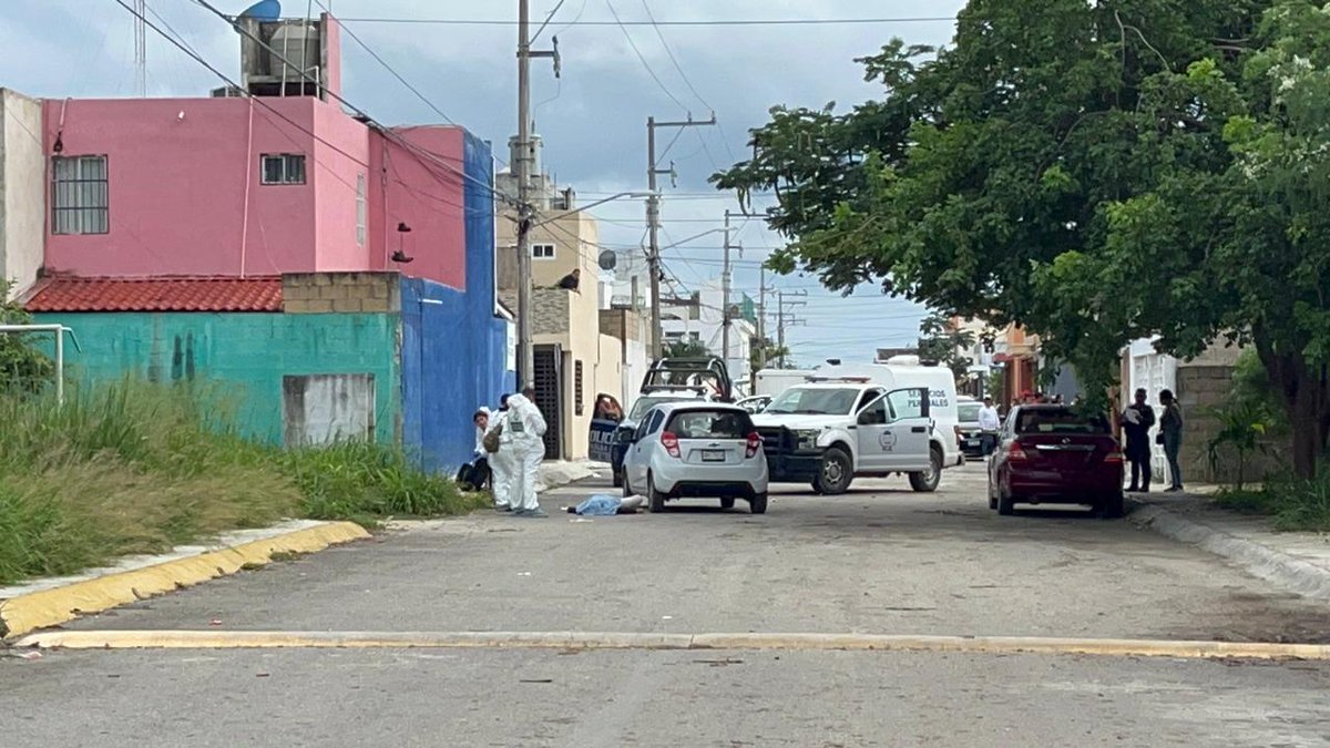 Noticaribe's tweet photo. ORDEN DE DESALOJO DEVIENE EN RIÑA MORTAL: Un abogado muere acuchillado y otro queda herido tras notificar desalojo a un vecino del fraccionamiento Villas del Sol en Cancún  https://t.co/dUpr1bzwSU https://t.co/TpEMo4o5BN