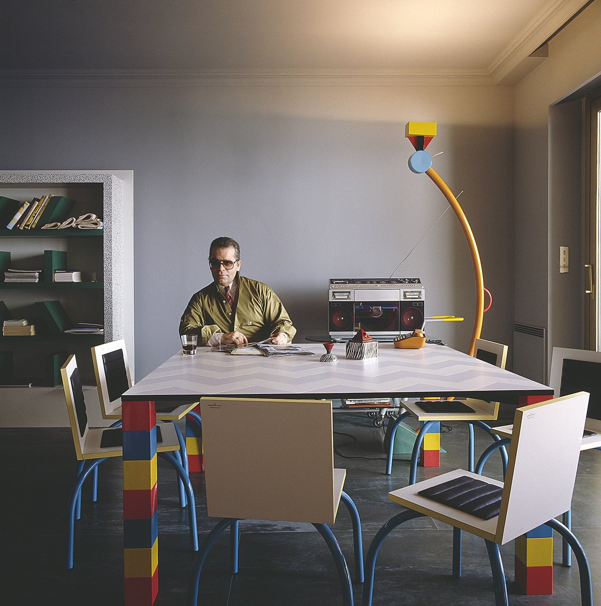 AD_Spain's tweet photo. Sin derramar una sola lágrima. Así se despidió Karl Lagerfeld de su colección del Grupo Memphis en su apartamento en Montecarlo. Repasamos las casas que fueron decorados de la vida de Karl Lagerfeld, recogidas en un nuevo libro. Todas las fotos 👉👉 https://t.co/nk0IAlo8xm https://t.co/1PZkZcHKZI