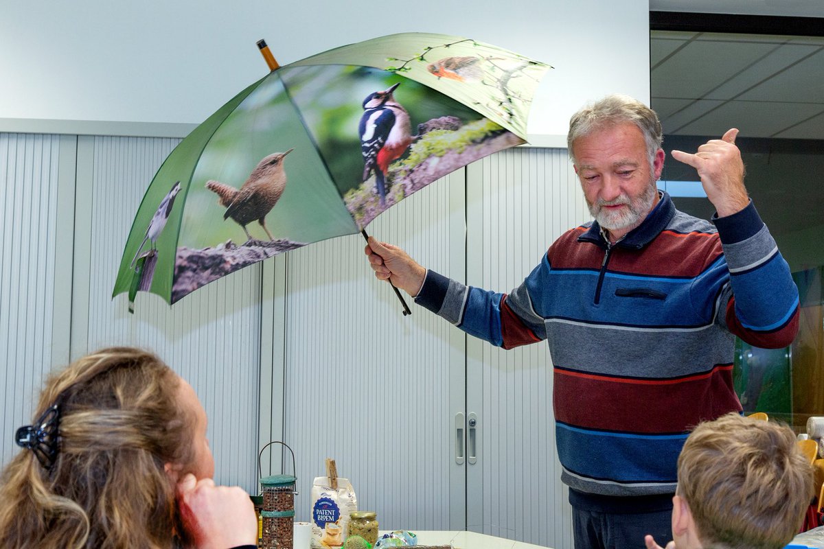 NVW5HL's tweet photo. Deze maand gaven wij in samenwerking met Samen Doen workshops Vogels voeren in de winter op Het Kompas in Lexmond en Tijl Uilenspiegel in Vianen. Leuk om zo samen met kinderen hiermee bezig re zijn. 

Ook zo'n workshop in de klas of op je feestje? Mail info@natuurcentrum5hl.nl https://t.co/b3kizYkbmM