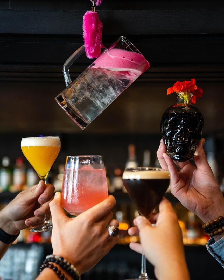 Weekend Gig Guide:
👉 Thursday | <a href="/fablecpt/">fable</a> | 7:30pm 🥂🍹🥃
👉 Friday | <a href="/ironsteaksa/">Iron Steak and Bar</a> | 5:30pm 🥩🍷🍦
#cocktailbar #steakhouse #breestreet #capetown