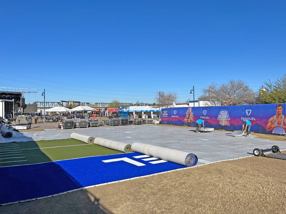 #UltraDeck interlocking modular flooring is used to turn any type of subfloor into a multipurpose event space. Roll out #FloorEXP's custom &amp; branded event turf to draw attention to brands or sponsors!
#turfprotection #eventflooring #floorcover #eventturf #turfrolls #sportingevent