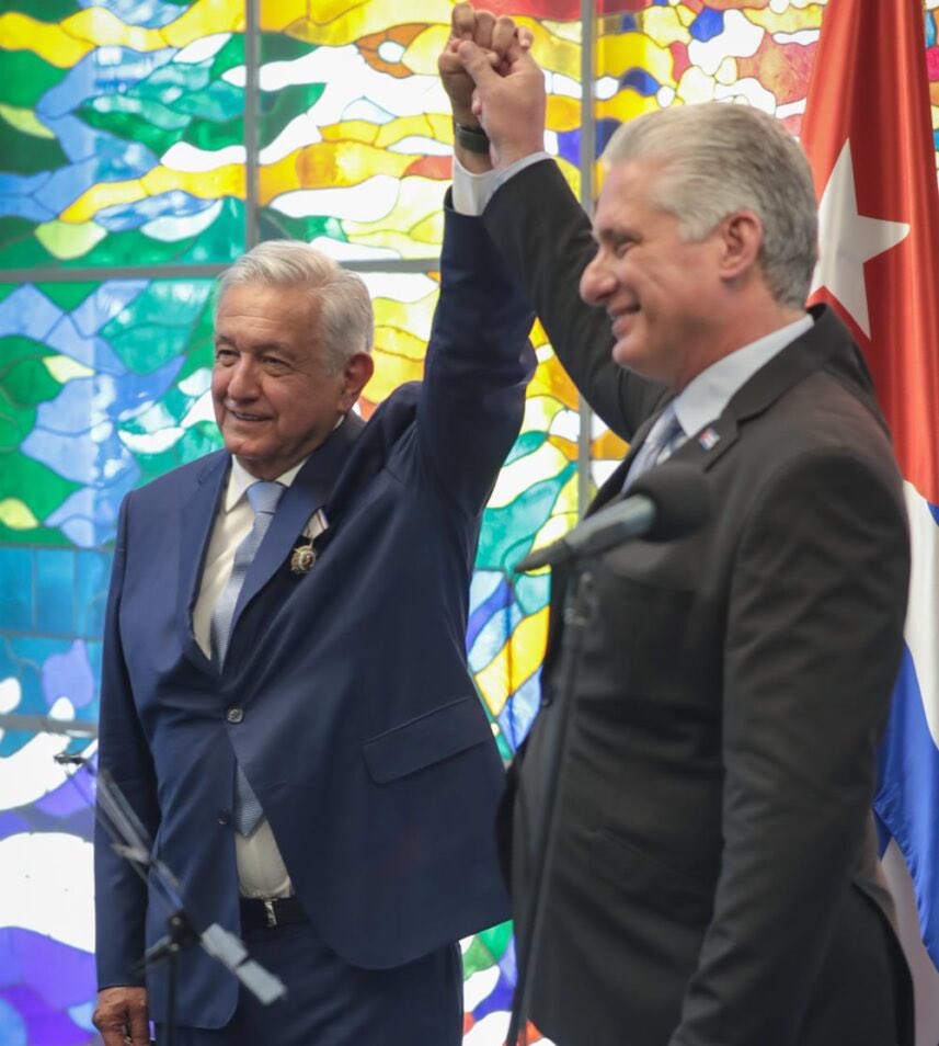 agusantonetti's tweet photo. Presidente López Obrador, antes de criticar las elecciones en mi país, debería preocuparse por ayudar a la gente de Acapulco, la cual dejaste cruelmente abandonada. Por suerte, a diferencia de usted, a Milei nunca lo vimos a los abrazos con la madre de ningún narcotráficante y, en caso de gobernar, no va a entregar los recursos del país para mantener dictaduras en la región. Eso ya lo hace infinitamente superior a usted.