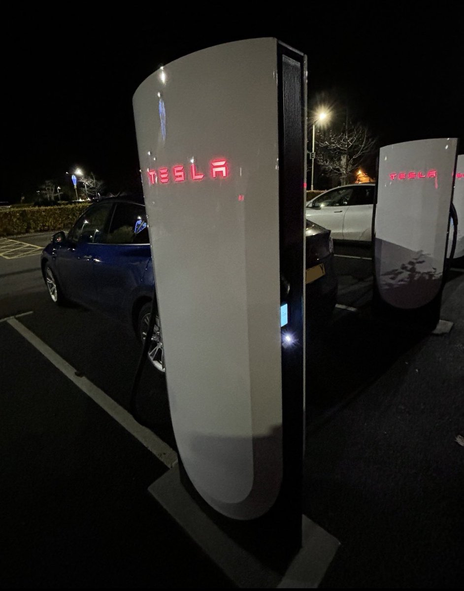 Y__Tesla's tweet image. First time using new @tesla superchargers V4 ⚡️
Awesome, minimalistic design and super fast -250kW  ‘n super easy to use.  Total of 18 stalls and the location in Trentham 🇬🇧is really nice.
👍👍

#tesla #teslamodely #tesladesign #teslasupercharger