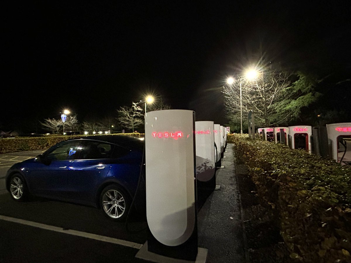 Y__Tesla's tweet image. First time using new @tesla superchargers V4 ⚡️
Awesome, minimalistic design and super fast -250kW  ‘n super easy to use.  Total of 18 stalls and the location in Trentham 🇬🇧is really nice.
👍👍

#tesla #teslamodely #tesladesign #teslasupercharger