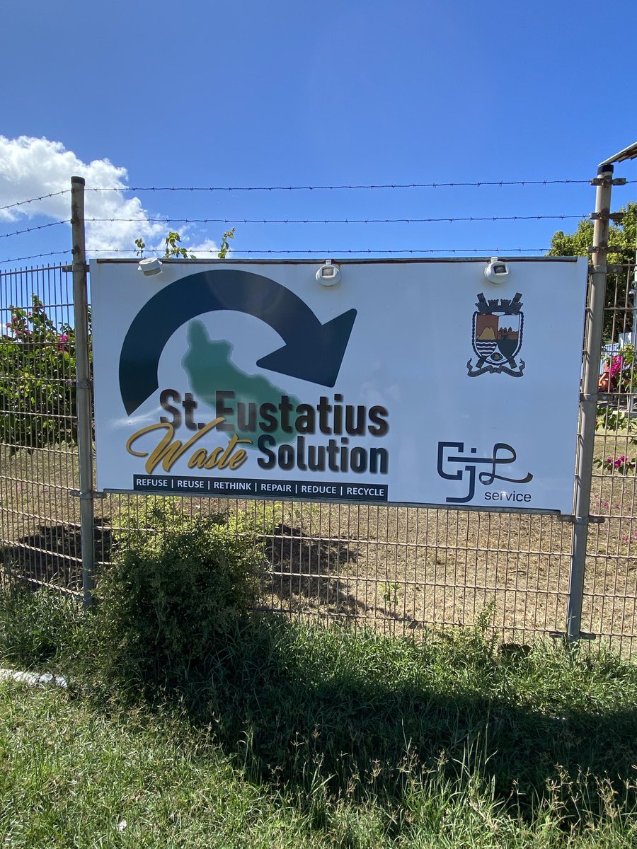 cdkfryslan's tweet image. Nije freon makke op #Statia by wurkbesite. Hûn siet tusken ôffal.....mar is no leafdefol adoptearre troch meiwurkers fan bedriuw! 👍