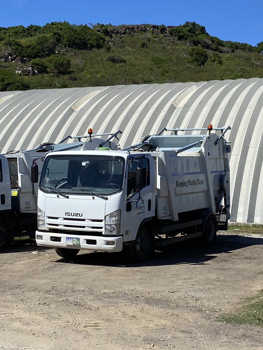 cdkfryslan's tweet image. Nije freon makke op #Statia by wurkbesite. Hûn siet tusken ôffal.....mar is no leafdefol adoptearre troch meiwurkers fan bedriuw! 👍