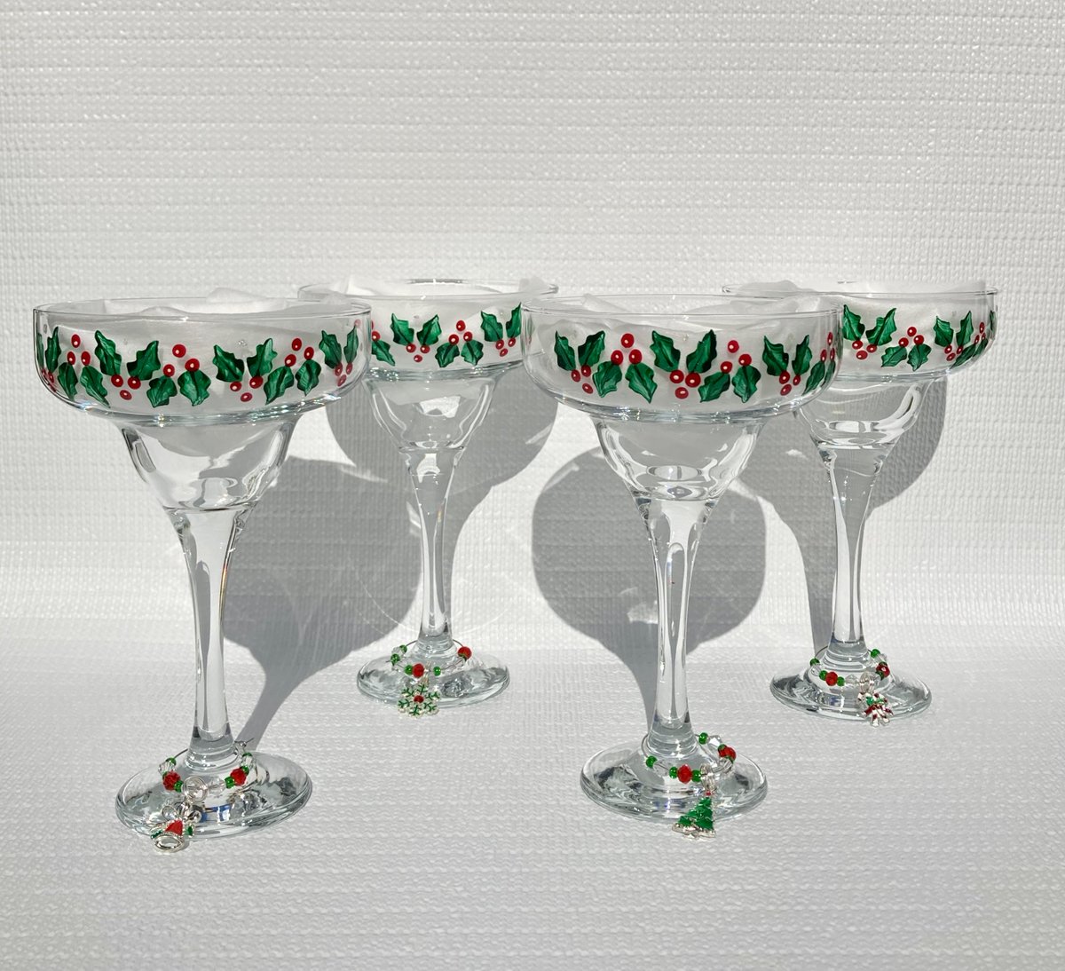 Christmas cocktail glasses etsy.com/listing/158424… #christmasglasses #cocktailglasses #margaritaglasses #SMILEtt23 #CraftBizParty #mimosaglasses #ChristmasGift #partyglasses #newyearseve #EtsySeller #ipaintitpretty