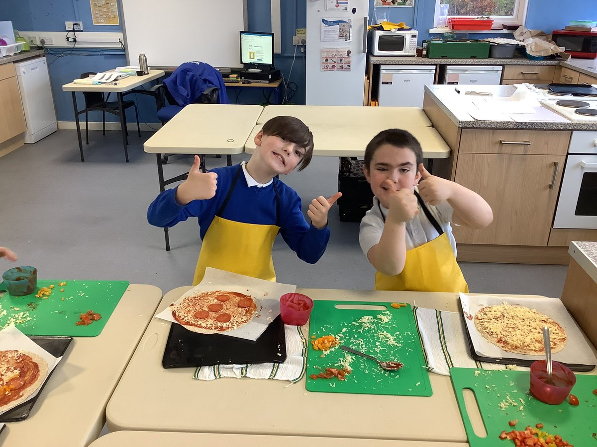 Our chefs in group 4 also demonstrated super grating and chopping skills before getting creative with some pizza decoration. Hope you all enjoyed sampling these fantastic pizzas at home tonight. 😋 #banthwb #bantkitchen
