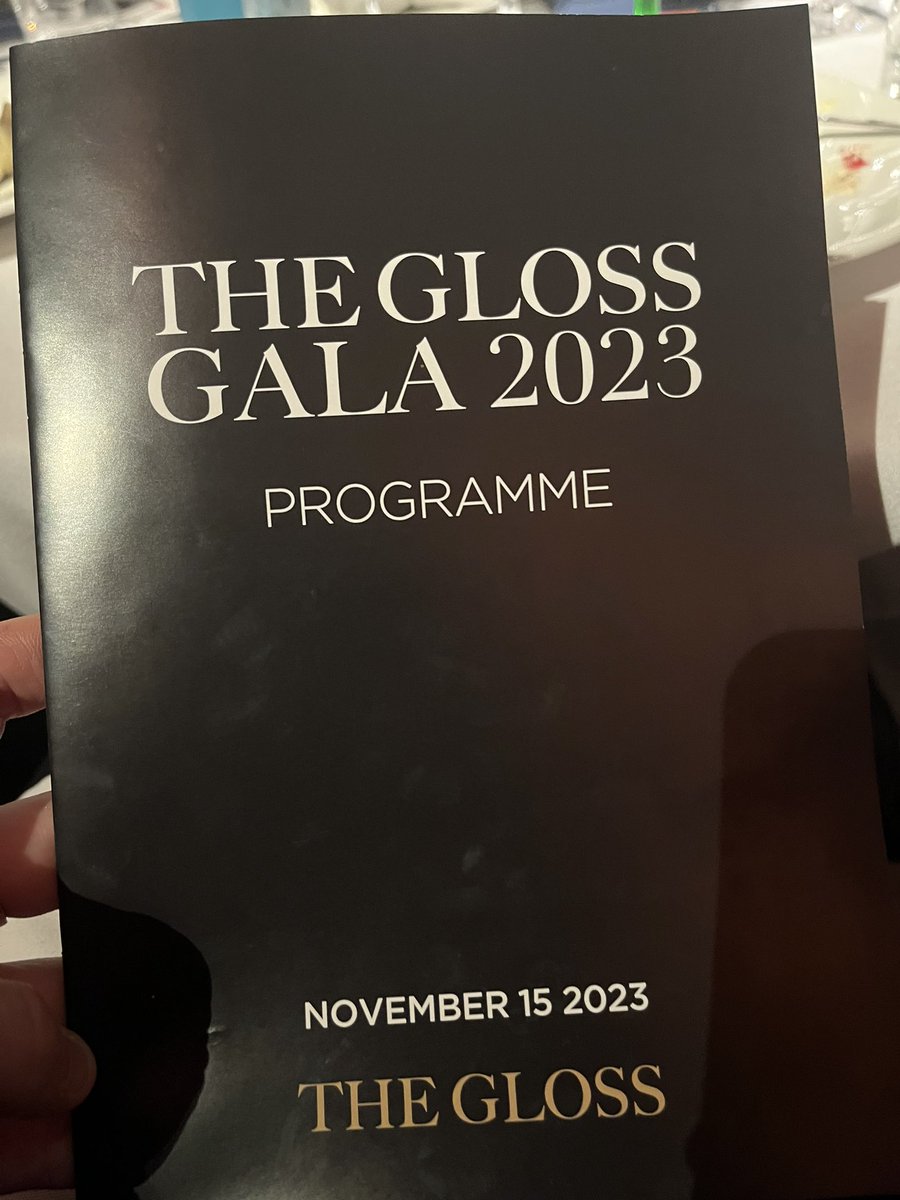 _annacallaghan's tweet photo. Nothing like spending an evening with 1000+ fantastic women immersed in style, positivity and energy at the #theglossgala tonight. https://t.co/SiqEnX3K18