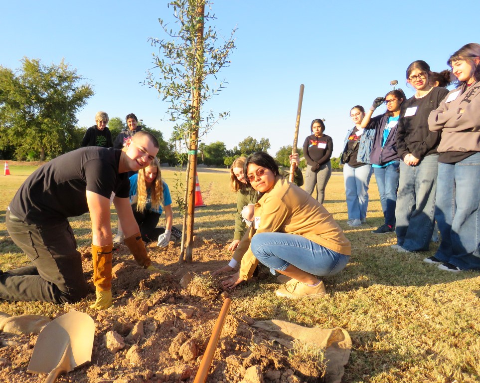 CITYOFMESA's tweet photo. Mesa's Gene Autry Park has 5 new trees, planted in honor of #VeteransDay by the @MayorGiles Youth Committee! Students were joined by @MesaDistrict4, @LorenaAustin4Az, Vietnam Vet Stephan Bobby🎖️ and @MesaThingstoDo. 

#MesaClimateAction 🌎 #TreesAreCool
https://t.co/DVJUEnKDgQ https://t.co/jOPnE4bwbf