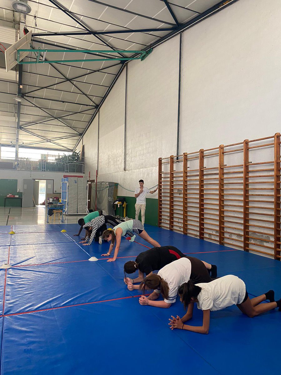 SandrineMur's tweet photo. Après-midi cross training avec nos internes ! 👏 aux élèves vous êtes trop 💪et 🙏 à nos assistants d'éducation pour le programme préparé et son animation @IEXacTlse @actoulouse @DSDEN31 https://t.co/2zhYjqI6tb