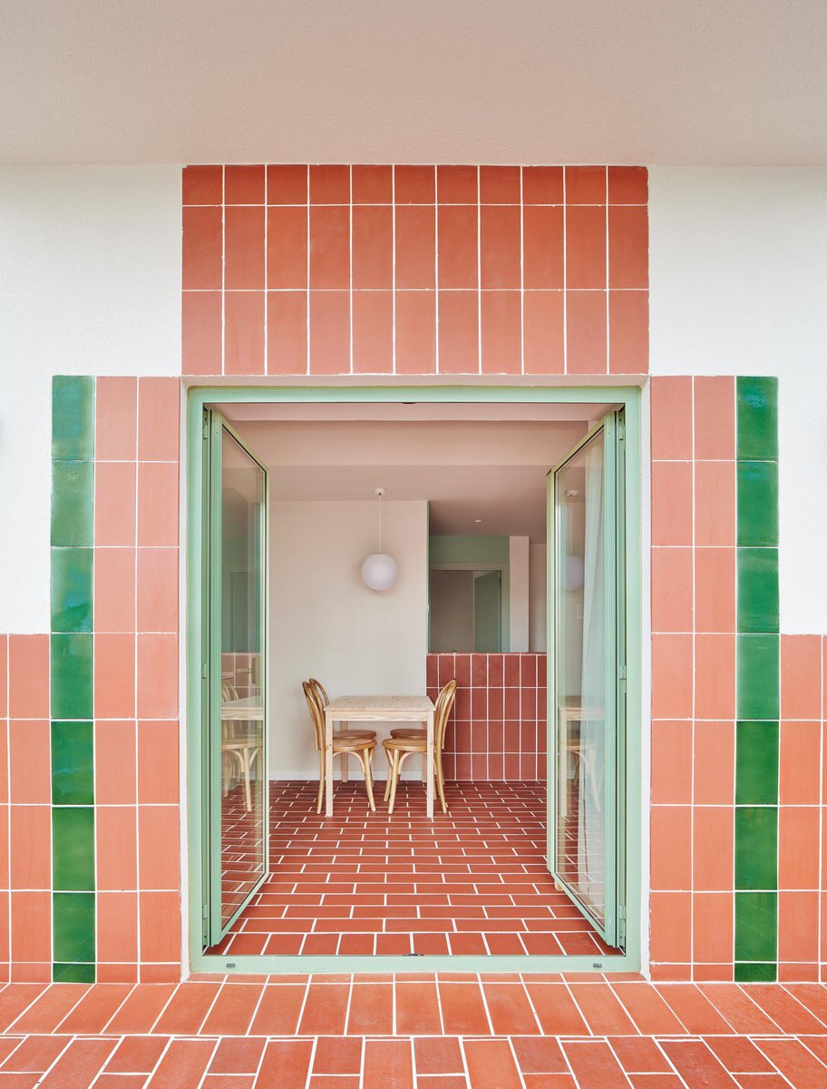 Se emplea la cerámica en un solo formato: la rasilla tradicional. Las baldosas en acabado natural y las esmaltadas en color verde vinculan la fachada con la historia del lugar, siguiendo la tradición constructiva modernista y novecentista de las casas de veraneo en Salou.