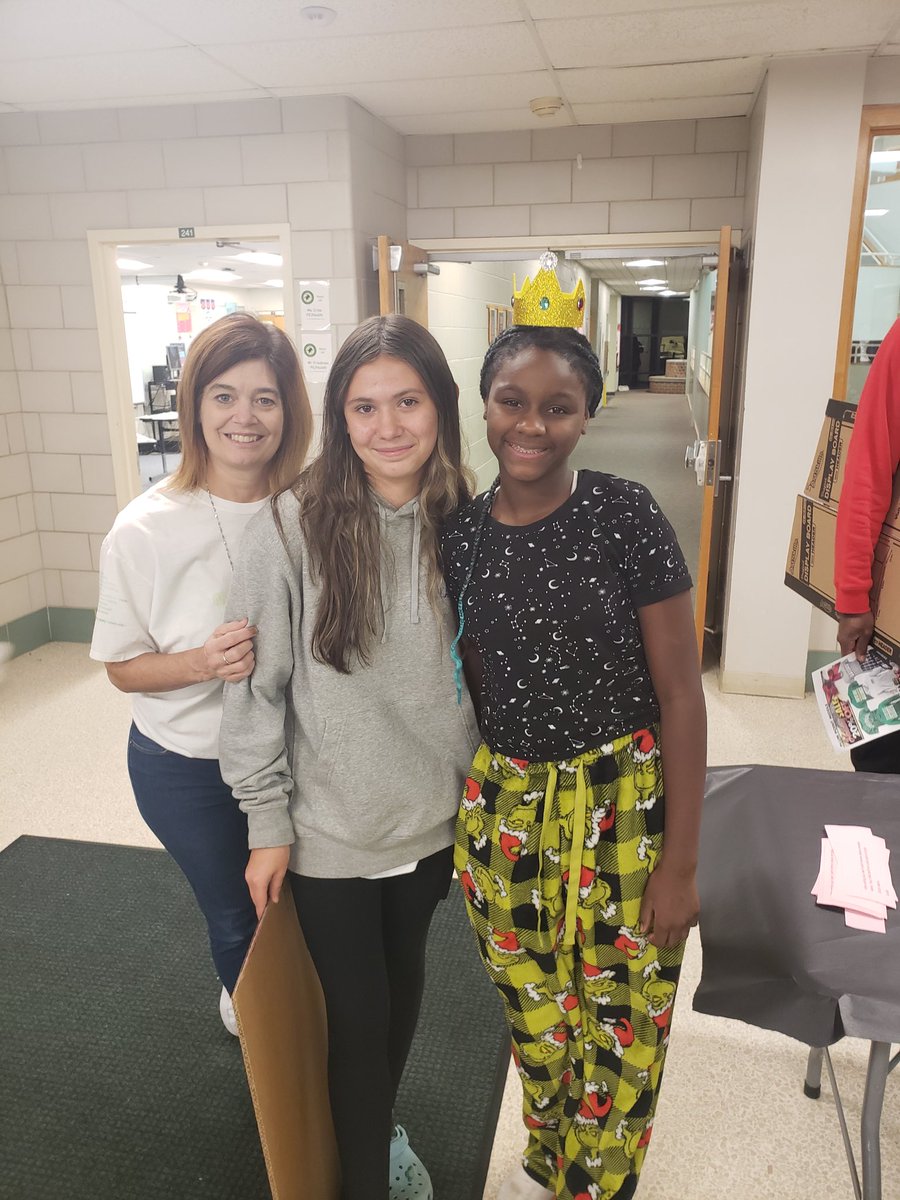 PPMS Gators know how to celebrate student creativity, thinking, &amp; learning at Write Night! Thank you to writing coach Ms. Bowen, PPMS staff, &amp; admin for facilitating, &amp; to the community for coming out for the event. ✍🐊 <a href="/PlumPointMSCCPS/">Plum Point Middle School</a> <a href="/calvertnet/">Calvertnet</a> #calvertwrites #calvertshines