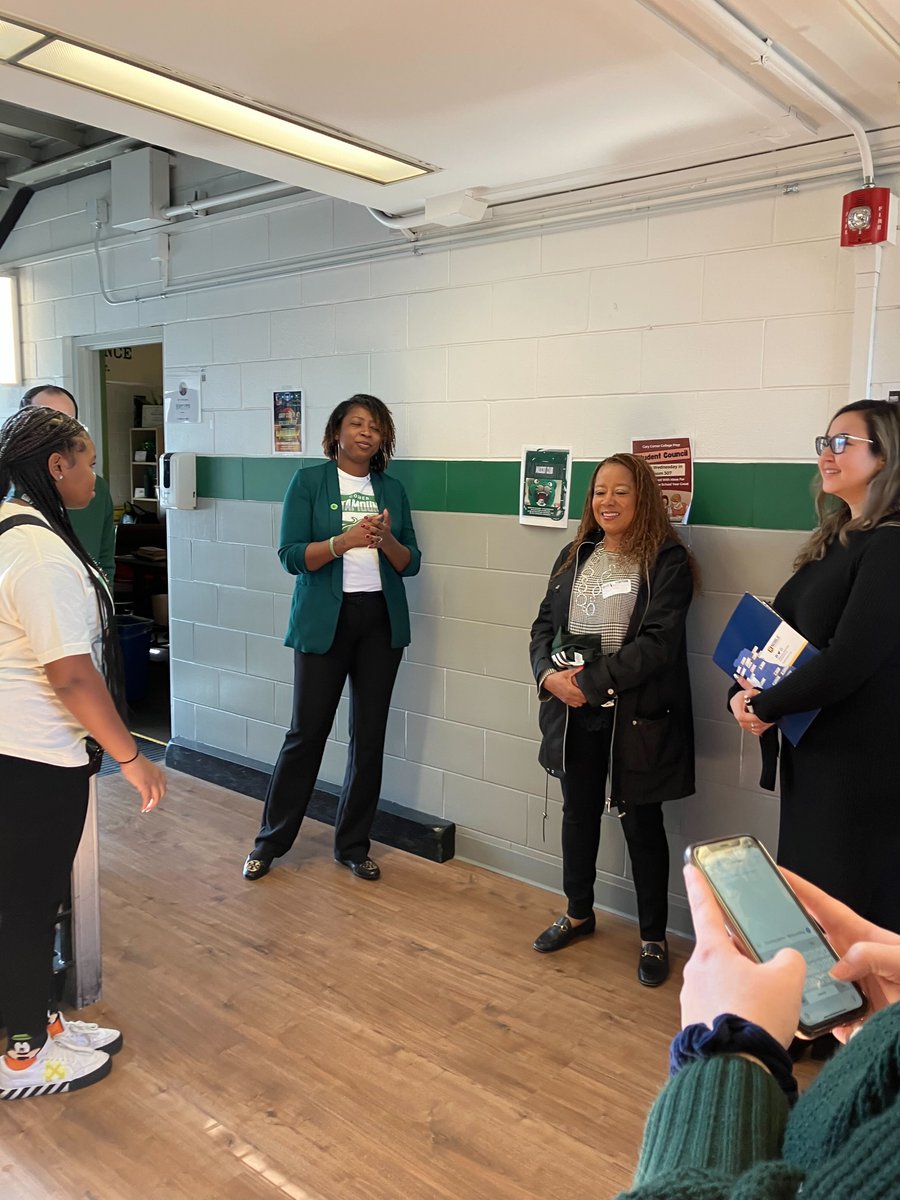 BeNobleSchools's tweet photo. Thank you to IL State Representative Kimberly DuBuclet @Kim4Water for visiting @BeNobleGCCP! 💚 We hope you enjoyed your tour, and we hope to see you again soon! 😊

#GovernmentandCommunityAffairs #BeNoble https://t.co/QhUUXexdCt