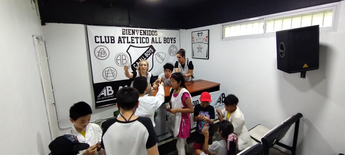 Seguimos acompañando a la Subcomisión de Articulación Barrial de All Boys en las visitas guiadas al club. Hoy nos visitaron 21 alumnos de la Escuela Integral 18, recorriendo las instalaciones del club, jugando en la cancha, y llevándose figuritas de los ídolos del club 🏳️🏴🏳️