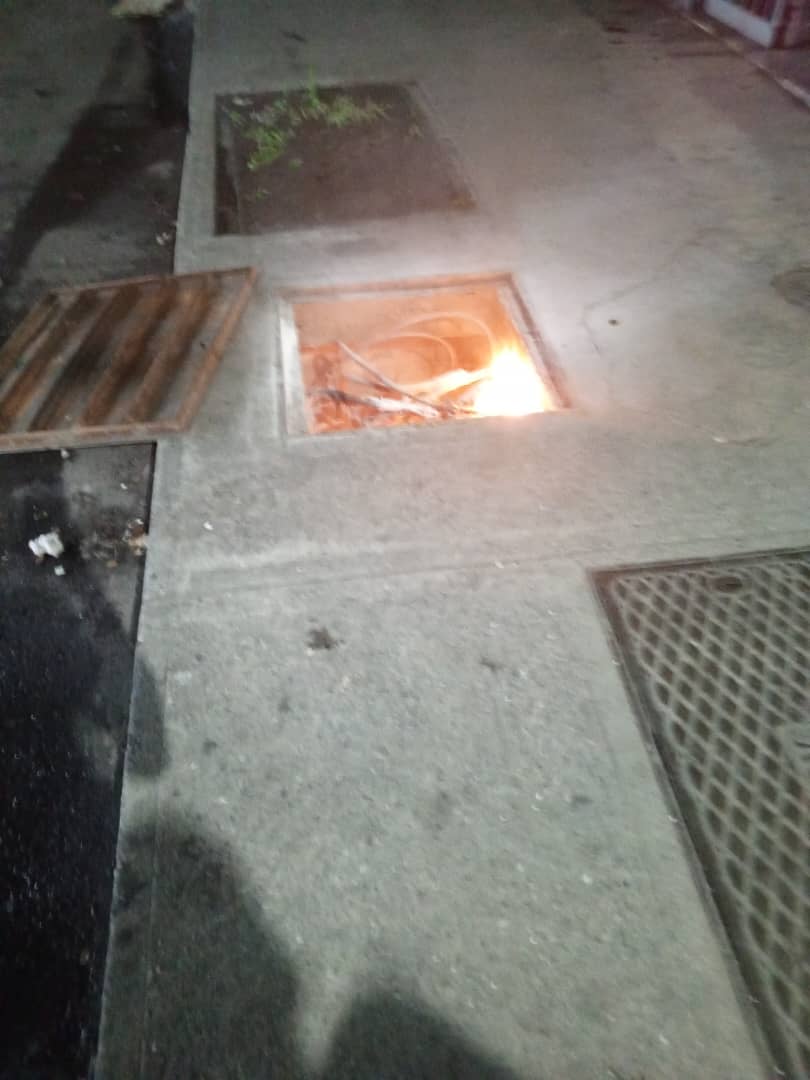 Alejandra_1501's tweet photo. Gracias @CorpoelecInfo @NicolasMaduro @nestor por trabajar tan eficiente, todos los días hay un sobrevoltaje de electricidad pero no pasa nada hasta que hayan perdidas humanas. https://t.co/3JBtHESUBG