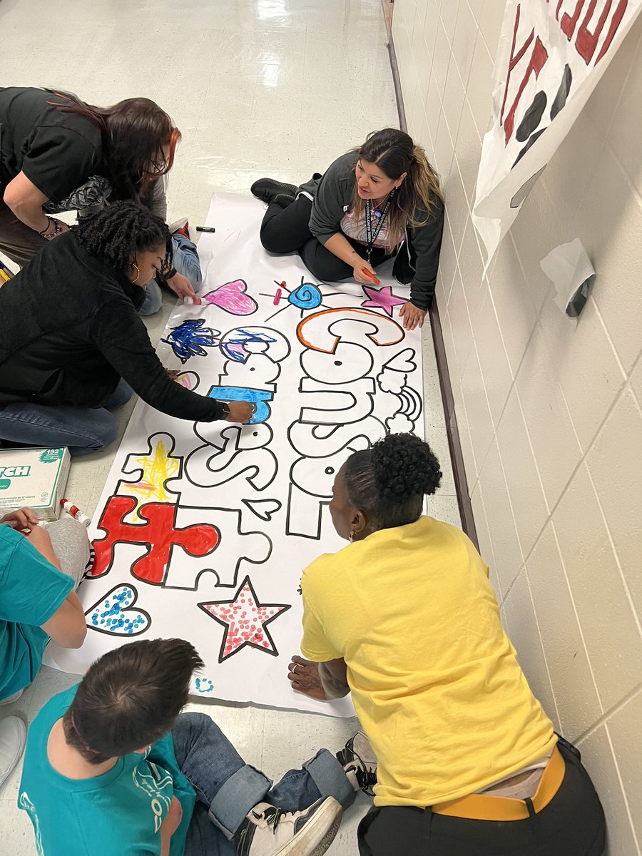 eengelhardtedu's tweet photo. Today our school volunteered in our community. We weren’t able to go out, so we stayed in and made 59 teacher birthday bags and 2 Attitude of Gratitude signs to hang up @ConsolHS 
#ConsolCares #SuccessCSISD #ConsolConnection #TigerPride https://t.co/zrAhIuKOCb